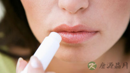 冬季嘴唇干裂的原因及护理方法