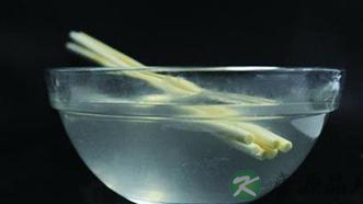 提醒：开水烫碗筷消毒效果并不好