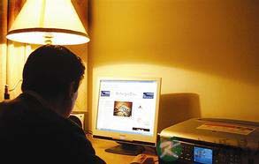 睡前耍电脑4危害 流产或胎儿畸形