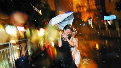 台风天气小心病从脚入