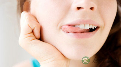 冬季嘴唇干裂的原因及护理方法