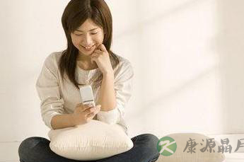 久玩手机危害大 当心诱发结膜炎