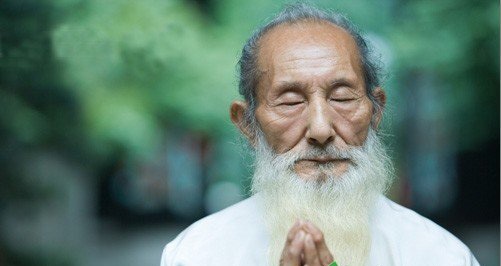 老人夏季要通风补水防中风