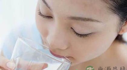 饮水坏习惯有损身体健康