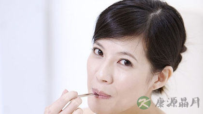 冬季嘴唇干裂的原因及护理方法