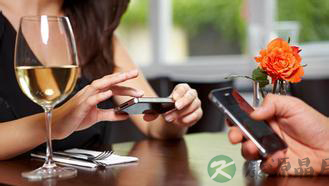 久耍手机伤眼 当心5大眼病找上门 久耍手机伤眼 当心5大眼病找上门