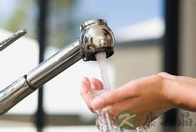 提醒:夏季冷热水兑着喝易致中毒 提醒:夏季冷热水兑着喝易致中毒