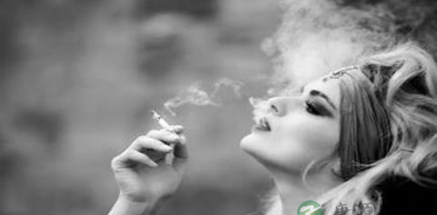 中年女压力大警惕“烟酒嗓”