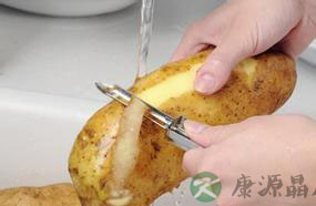 不可思议!削土豆皮竟致生命垂危