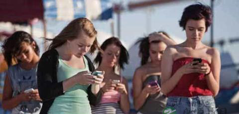 长期低头玩手机易招惹“苹果病” 长期低头玩手机易招惹“苹果病”