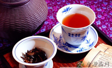 喝茶需掌握时间 上午来杯红茶， 补水降血压