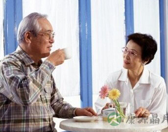怕冷的老年人冬季不宜多喝茶