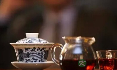 春饮温热黑茶，润肠通便