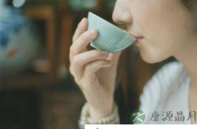品茶就是用舌尖辨茶的香味