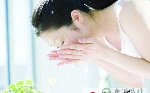 茶水洗脸可预防皱纹