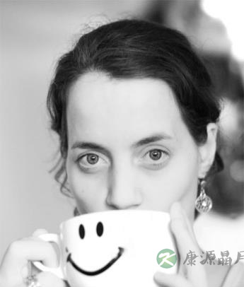 玫瑰花瓣浴美容美丽的女人