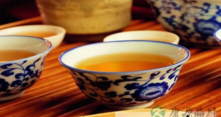 喝茶需掌握时间 上午来杯红茶， 补水降血压