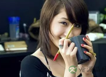 办公室一族的桌上茶香