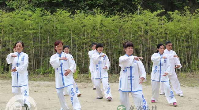 夏季练武当太极拳的原则及好处