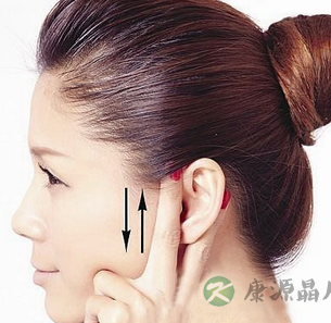 擦腰搓耳能强肾 擦腰搓耳能强肾
