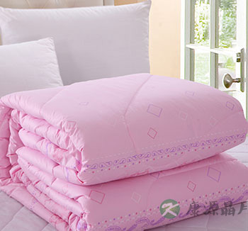 夏天盖什么被子好 如何挑选合适喜欢的夏被 夏天盖什么被子好 如何挑选合适喜欢的夏被