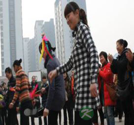 踢毽子的好处 预防糖尿病提高心肺功能