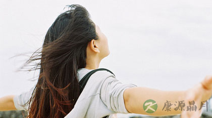 年轻人头发变白原因 预防头发变白方法