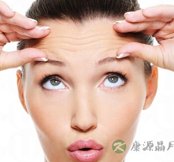为什么会有抬头纹 生活中哪些恶习会产生皱纹 为什么会有抬头纹 生活中哪些恶习会产生皱纹