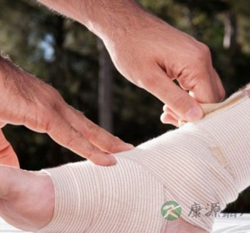 崴脚了怎么办 崴脚后先热敷还是冰敷？