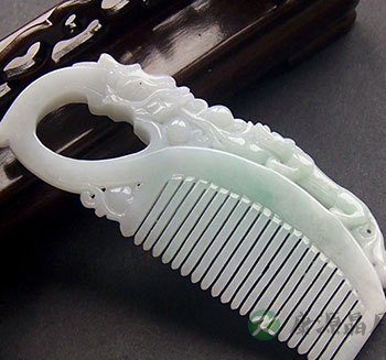 别小看梳子 巧用梳子梳乳房能散瘀丰胸 别小看梳子 巧用梳子梳乳房能散瘀丰胸