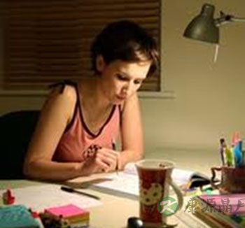 女性熬夜代价大危害多 容易引发多种疾病 女性熬夜代价大危害多 容易引发多种疾病