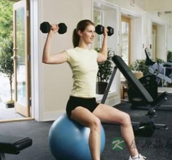 坐无坐姿 当心不良坐姿影响你胸部健康 坐无坐姿 当心不良坐姿影响你胸部健康