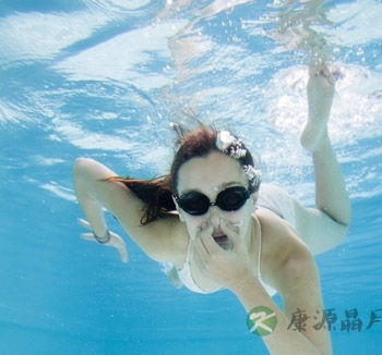 游泳能减肥吗 每天游泳半小时 2个月健康瘦18斤 游泳能减肥吗 每天游泳半小时 2个月健康瘦18斤