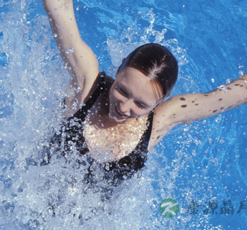 游泳能减肥吗 每天游泳半小时 2个月健康瘦18斤 游泳能减肥吗 每天游泳半小时 2个月健康瘦18斤