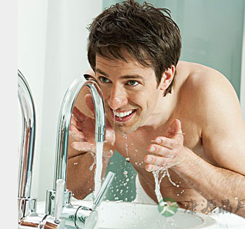 男人夜间如何护肤 教你4招男人夜间护肤方法 男人夜间如何护肤 教你4招男人夜间护肤方法