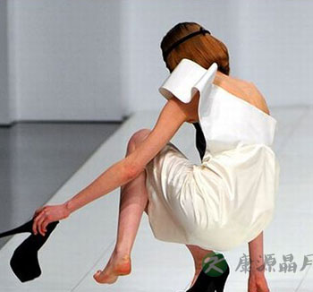 崴脚了怎么办 崴脚后先热敷还是冰敷？