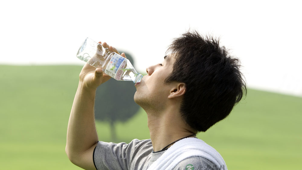 饭前喝起床后饮水可长寿