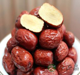 秋季流鼻血吃什么好 吃花生米凝血红枣补血