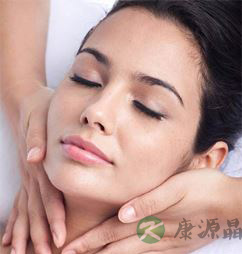 简单的脸颈按摩手法 有效改善女人颈部肌肤