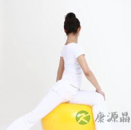 几招健身球塑身操 塑造自身迷人身材