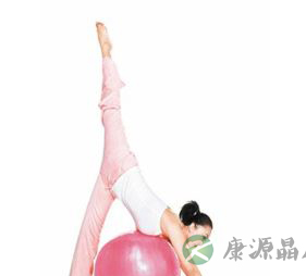 几招健身球塑身操 塑造自身迷人身材