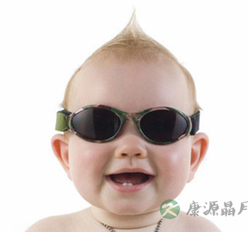 夏日酷热眼睛也要防晒 戴太阳镜有讲究