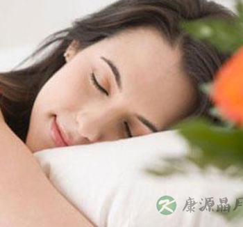 白领午休注意 趴在桌子午睡的八个坏处 白领午休注意 趴在桌子午睡的八个坏处