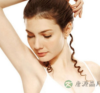 夏天腋下出汗多易有狐臭 夏天怎样去除狐臭