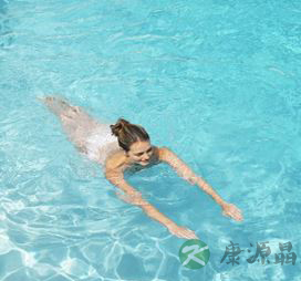 秋季游泳的好处 补钙又美容