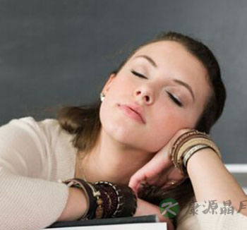 白领午休注意 趴在桌子午睡的八个坏处 白领午休注意 趴在桌子午睡的八个坏处