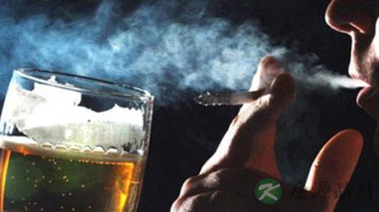 不染烟和酒，活到九十九