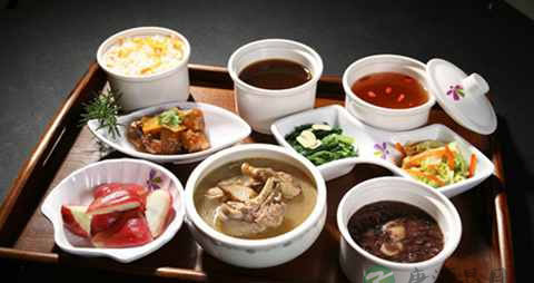 坐月子期间怎么饮食