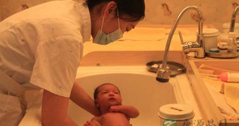 如何给新生宝宝洗澡_给新生宝宝洗澡方法