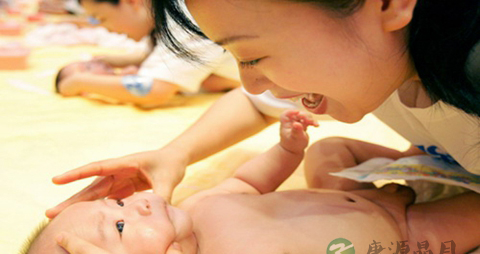 给宝宝抚触有什么好处_给宝宝抚触的好处